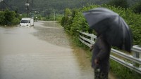 Sebelumnya, Badan Meteorologi Korea (KMA) telah memperkirakan curah hujan akan menguat yang kemungkinan disertai angin kencang dan petir akan terjadi di sebagian besar wilayah Korea Selatan hingga Jumat (19/7/2024).  