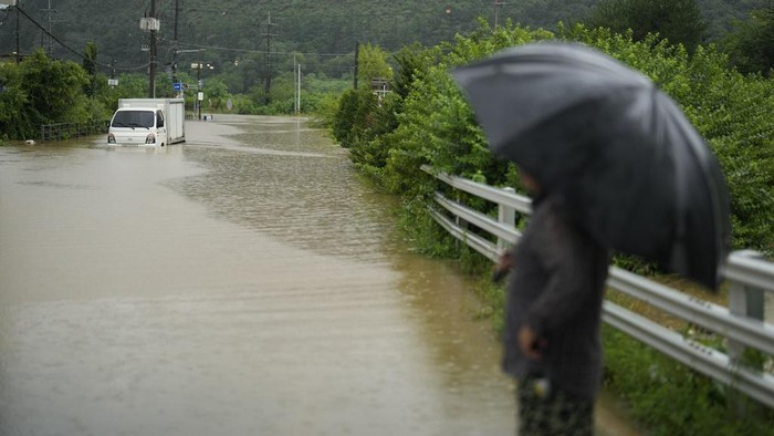 Korea Selatan Banjir Setelah Diguyur Hujan Deras A car is partially submerged in flood waters by heavy rain in Paju, South Korea, Thursday, July 18, 2024. (AP Photo/Lee Jin-man)
