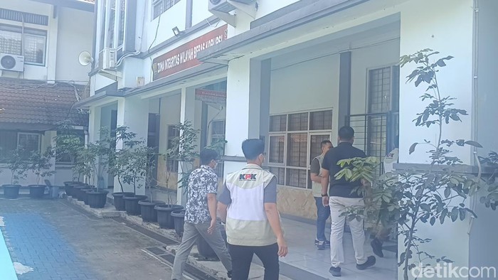 KPK memasuki beberapa ruangan di Kantor Dinas Pendidikan Semarang, Jumat (19/7/2024).