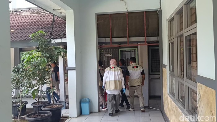 KPK memasuki beberapa ruangan di Kantor Dinas Pendidikan Semarang, Jumat (19/7/2024).