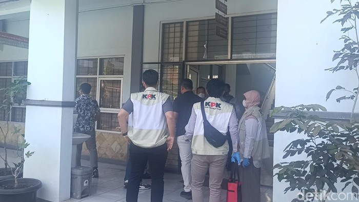 KPK melakukan penggeledahan di Disdik Semarang, Jumat (19/7/2024).