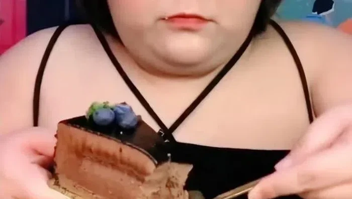 Kreator Konten Mukbang Tewas, Perutnya Penuh Makanan Tak Tercerna