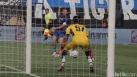Sedangkan gol kedua berkat gol bunuh diri pemain PSM Nermin Haljeta yang mencoba menghalau sepakan Marc Klok (Foto: Wisma Putra/detikJabar)