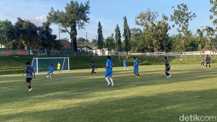 Laga uji coba PSIM Jogja vs Pakem Management di Lapangan Purwobinangun, Sleman, Jumat (19/7/2024).