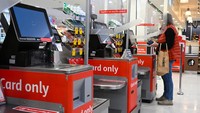 Terminal kasir yang terkena masalah IT terlihat di toko Coles di Canberra, Australia. CrowdStrike kini mengubah kembali softwarenya ke dalam kondisi sebelum update (rollback). Permasalahan di CrowdStrike juga menimbulkan permasalahan di layanan Microsoft 365, termasuk Teams. Lukas Coch/AAP Image via Reuters