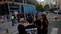 Juru bicara Kepolisian Israel, Dean Elsdunne, dalam pernyataannya melaporkan bahwa sesosok jenazah dengan luka-luka akibat serpihan logam ditemukan di dalam gedung yang dilanda ledakan. Dua orang lainnya dilarikan ke rumah sakit setelah mengalami luka ringan akibat terkena serpihan logam.  