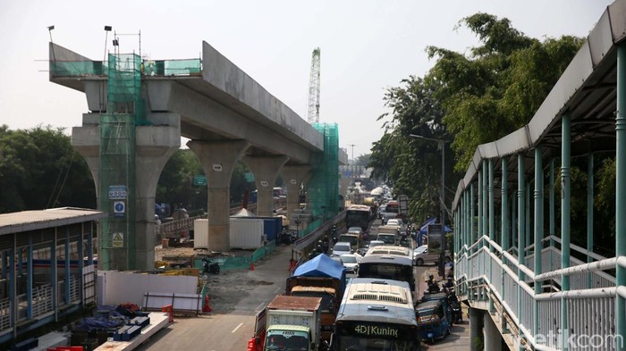 Para pekerja terus mengebut pembangunan proyek LRT Velodrome-Manggarai. Saat ini progresnya sudah mencapai 22,4 persen.