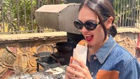 Selain itu, ada keseruan Luna Maya saat plesiran ke Maroko. Di sana, ia mencicipi kebab dari penjual kaki lima Foto: detikcom/Riska Fitria
