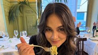 Terakhir ada momen Luna Maya saat menikmati pasta aglio olio di sebuah kafe mewah. Posenya saat ingin menkmati pasta ini bikin salah fokus cantiknya. Foto: detikcom/Riska Fitria