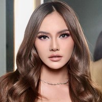 Banyak yang menilai bentuk hidung wanita 24 tahun itu terlihat sedikit berbeda. Kini hidungnya jadi semakin mancung dan ramping. Sayangnya Mahalini sendiri belum buka suara terkait kabar oplas dirinya tersebut. Foto: Instagram/@dhirmanputra