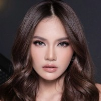 Sebagian besar wajah Mahalini sendiri terlihat masih sama seperti yang dulu. Gayanya yang kerap tampil dengan rambut panjang bergelombangnya pun masih tak berubah. Foto: Instagram/@dhirmanputra