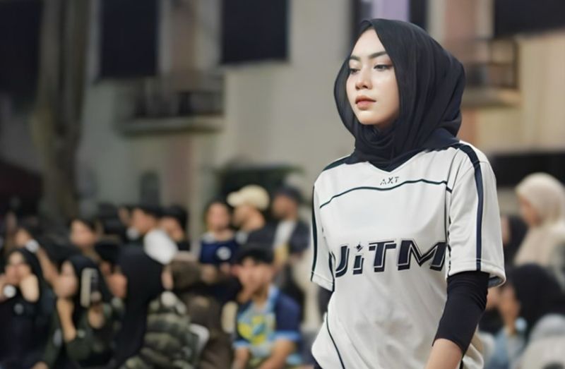 Mahasiswi Cantik Ini Tak Gengsi Bantu Orang Tuanya Jualan Ayam Goreng
