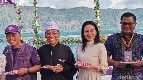 Mantan Menteri ESDM Jero Wacik (mengenakan udeng putih) di Toya Devasya, Kintamani, Kabupaten Bangli, Bali, Jumat (19/7/2024). (Foto: Aryo Mahendro/detikBali)