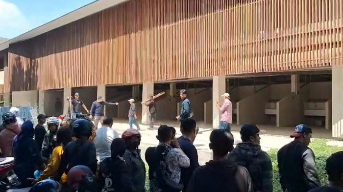 Massa aksi LSM Ikatan Pemuda Kediri (IPK) unjuk rasa sengketa proyek Alun-Alun Kota Kediri.