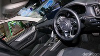 Interior dengan dominasi warna hitam pada CX-60 Pro juga menghadirkan kesan sporty dan adventurous yang lebih kental.  
