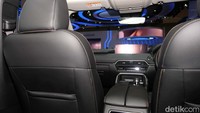 Fitur keamanan juga menjadi prioritas, dengan monitor 360 derajat untuk pengawasan menyeluruh, serta Blind Spot Monitoring dan Rear Cross Traffic Alert untuk keamanan ekstra.   