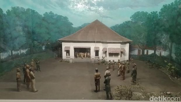 Melihat perkembangan Indonesia melalui informasi menarik bisa masyarakat Jakarta nikmati di Museum Satria Manda, di museum tersebut nantinya akan diperlihatkan mulai dari sejarah Tentara Nasional Indonesia (TNI) hingga peristiwa-peristiwa penting di zaman dahulu. Cocok untuk kamu yang senang dengan berwisata sambil menambah pengetahuan.