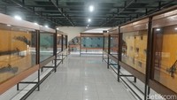 Di bangunan utama museum terdapat kurang lebih 74 diorama peristiwa bersejarah seperti Pertempuran Surabaya, pertempuran lima hari di Semarang, Bandung Lautan Api, dan masih banyak lagi. Turun dari ruangan utama museum pengunjung akan melihat puluhan senjata yang sempat dipakai oleh tentara kita (1945-sekarang), contohnya seperti senjata Lee Enfield MK III buatan Inggris yang dibuat tahun 1945.  