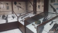 Adapun di gedung lainnya yakni Gedung Museum Waspada Purbawisesa terdapat 34 diorama yang menjelaskan tentang perjuangan TNI membasmi pasukan DI/TII di berbagai wilayah di Indonesia. Daya tarik yang bikin menohok lainnya adalah kendaraan-kendaraan yang dipakai oleh TNI yang berada di luar museum, detikTravel berkunjung pada Rabu (17/7/2024) rasa takjub saat bisa melihat langsung kendaraan-kendaraan perang yang ada di kawasan museum ini.  