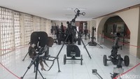 Dari papan informasi yang terdapat di depan pintu masuk museum, jam operasional Museum Satriamandala ini buka setiap hari mulai pukul 08.00 hingga 22.00 WIB. Untuk mengetahui sejarah Indonesia dan menanamkan rasa cinta tanah air, Museum Satriamandala bisa menjadi medianya.  