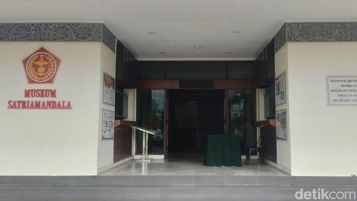 Melihat perkembangan Indonesia melalui informasi menarik bisa masyarakat Jakarta nikmati di Museum Satria Manda, di museum tersebut nantinya akan diperlihatkan mulai dari sejarah Tentara Nasional Indonesia (TNI) hingga peristiwa-peristiwa penting di zaman dahulu. Cocok untuk kamu yang senang dengan berwisata sambil menambah pengetahuan.