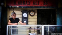 Jam saat ini untuk kebanyakan orang bukan lagi menjadi kebutuhan untuk sehari-hari, namun sebagian brand jam mekanik menjual jam tak lagi sebagai alat namun menjadikan barang yang Luxury/Mewah. Gufron pun berharap usahanya ini bisa terus eksis yang nantinya akan diteruskan oleh anaknya Fajar.