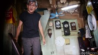 Gufron juga memiliki banyak jenis merk jam tua yang ia gunakan sebagai salah satu bahan canibalan jika ada service dari jam sejenis yang ia perbaiki.