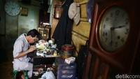 Untuk memperbaiki jam tangan yang antik atau mahal, Gufron butuh waktu lebih banyak. Bahkan, tidak jarang dia meminta waktu hingga beberapa bulan. Biaya servicenya pun bisa mencapai jutaan rupiah.