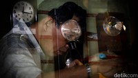Ada yang usianya puluhan tahun, bahkan sampai di atas 100 tahun. Arloji dengan berbagai merek seperti Rolex, Omega, Seiko, Casio, Roskopf, Waltham Mass, hingga Invender yang berusia 110 tahun pernah Gufron perbaiki.