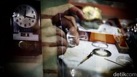 Toko servis ini melayani beragam kerusakan dari berbagai jenis jam mulai dari jam tangan modelan terbaru, jam dinding, jam tangan mekanik hingga jam saku.