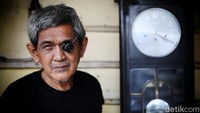 Pada tahun 1986 ia sempat mengikuti pelatihan Quartz Watches dengan instruktur seorang ahli jam dari Switzerland bernama Ain di Gobel Indonesia. Saat ini selain mereparasi berbagai jenis jam ia juga mengajarkan ilmu yang dimilikinya kepada anak dan keponakan serta anak muda dilingkungannya.