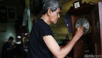 H Gufron mengatakan bahwa kiosnya didirikan oleh sang kakek, Haji Ali. Setelah itu, kios dikelola oleh sang ayah, Haji Abas dan kini dikelola olehnya dengan dibantu anaknya bernama Fajar dan seorang teknisi bernama Ade. Ilmu yang ia miliki diperoleh dari sang Ayah yang mengajarinya secara langsung.