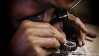Sekilas, toko ini rasanya seperti tempat servis jam pada umumnya. Namun jika dilihat lebih dalam, ada hal yang luar biasa. Kondisi toko hingga keahlian reparasi jam pemiliknya yang membuat toko ini spesial. Apa tuh?