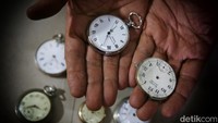 Usaha service jam memang tidak seramai sebelum era tahun 2000an, hal ini karena semakin banyak orang yang memiliki smartphone sehingga banyak orang yang enggan membeli jam tangah dan yang memiliki ketika rusak enggan memperbaikinya.