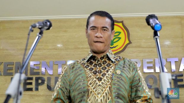 Menteri Pertanian RI Amran Sulaiman didampingi Mantan Wakil Menteri Pertanian Harvick Hasnul Qolbi (kiri), dan Wakil Menteri Pertanian RI Sudaryono (kanan) saat doorstop media usai sertijab Wakil Menteri Pertanian RI di Kementerian Pertanian RI, Jakarta, Jumat (19/7/2024). (CNBC Indonesia/Muhammad Sabki)