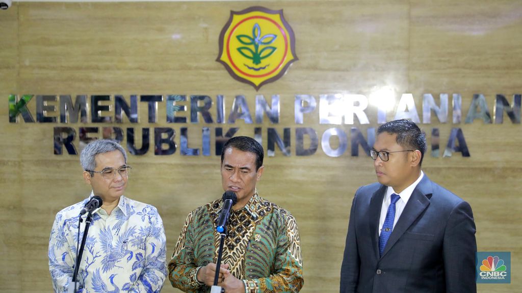 Menteri Pertanian RI Amran Sulaiman didampingi Mantan Wakil Menteri Pertanian Harvick Hasnul Qolbi (kiri), dan Wakil Menteri Pertanian RI Sudaryono (kanan) saat doorstop media usai sertijab Wakil Menteri Pertanian RI di Kementerian Pertanian RI, Jakarta, Jumat (19/7/2024). (CNBC Indonesia/Muhammad Sabki)