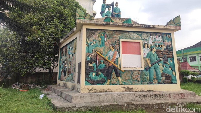 Monumen Perjuangan Rakyat Musi Ulu Rawas di Lubuklinggau yang terbengkalai dan Gedung PM Lubuklinggau yang dulunya tempat gudang senjata milik tentara Jepang.