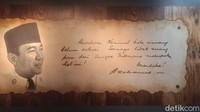 Dalam gedung tersebut menyimpan sejumlah arsip-arsip yang tentunya bisa masyarakat lihat seperti surat pidato Ir. Soekarno saat kongres di Amerika Serikat pada tahun 1956. Selain informasi berbentuk teks, di Pusdiapres ANRI ini masyarakat juga bisa menyaksikan video-video informasi yang bisa dipilih peristiwa sejarahnya.