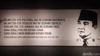 Ketika masuk ke dalam Gedung Pusdiapres ini masyarakat akan dipandu dan di ajak ke lantai empat untuk merunut perjalanan sang proklamator itu. Tenang saja untuk menuju ke lantai empat, pengunjung tak perlu menaiki tangga karena sudah tersedia lift.