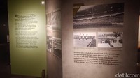 Kemudian di Hall 2 yakni Jalan Politik terdapat informasi tentang bagaimana Soekarno mampu menjadi seorang tokoh yang disegani oleh negara manapun. Bagaimana dirinya bisa membuat Indonesia merdeka dan di hall ini juga pengunjung bisa melihat replika tulisan teks proklamasi yang dibuat oleh Presiden Soekarno. Bahkan ketika Soekarno harus merasakan tidur di balik penjara dan beberapa kali merasakan pengasingan, informasi tersebut bisa dilihat oleh masyarakat dalam ruangan ini.