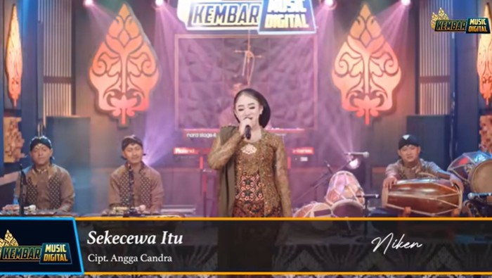Niken Salindry menyanyikan lagu Sekecewa Itu.