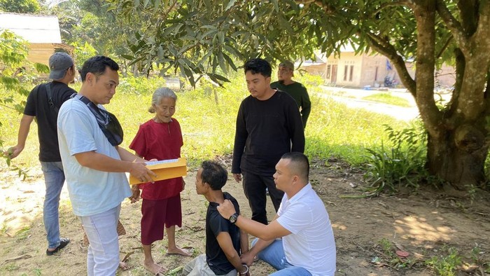 Iwan alias Tupek (39) ditangkap polisi setelah menusuk keponakannya, Sudar. Korban mengalami luka tusukan di pinggang kiri.