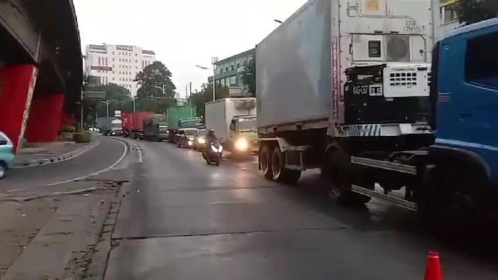 Pantauan lalin di lampu merah Tomang