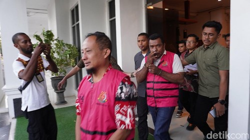 Para tersangka korupsi renovasi 14 sekolah di Alor saat digiring di Kejati NTT, Jumat (19/7/2024). (Dok. Kejati NTT)