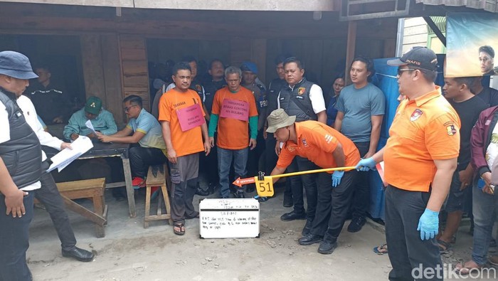 Pelaku Bebas Ginting saat rekonstruksi di warung Jalan Kapten Bom Ginting. (Finta Rahyuni/detikSumut)