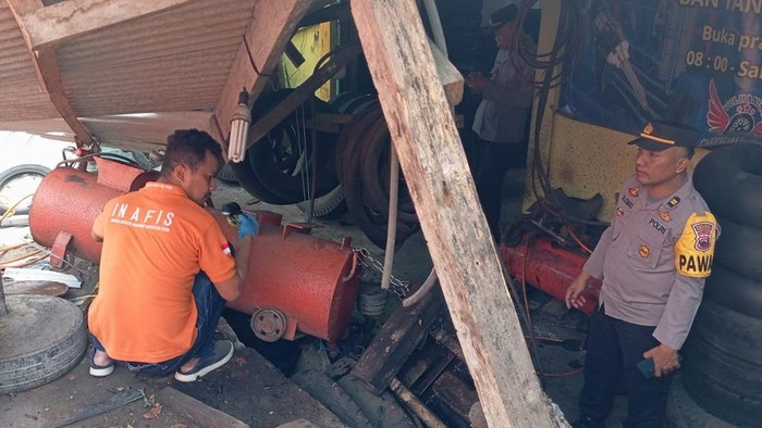 Pelaku menggelar olah TKP ledakan kompresor di bengkel Purworejo, Jumat (19/7/2024).