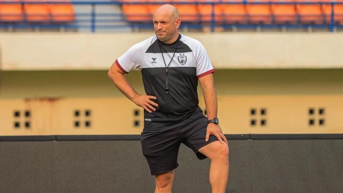 Pelatih PSM Makassar Bernardo Tavares memimpin latihan di Stadion Si Jalak Harupat jelang melawan Persib Bandung di Piala Presiden 2024.