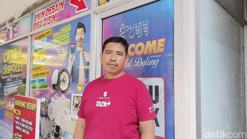 Pemilik Ayo Printing, Dewa Gede Yoga, saat ditemui di Jalan Hayam Wuruk Nomor 254 Denpasar, Bali, Jumat (19/7/2024). (Ni Made Lastri Karsiani Putri/detikBali)