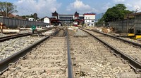 Tak hanya pembanguna rel ganda, Stasiun KA Cicalengka juga turut dibangun. (Foto: Wisma Putra/detikJabar)