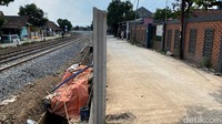 Untuk beri keamanan, benteng juga dipasang yang berbatasan dengan pemukiman warga. (Foto: Wisma Putra/detikJabar)